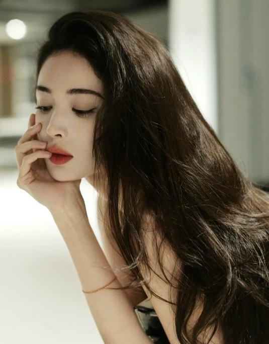 古力娜扎晒出夏日美照，每一张都美美的！