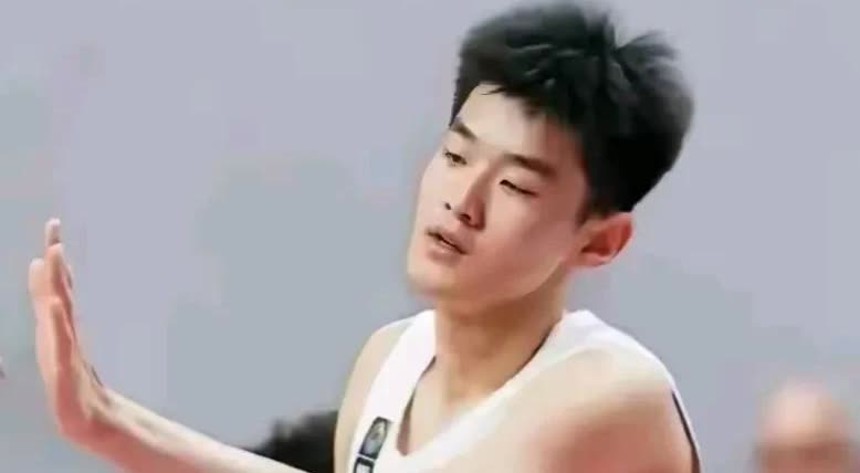 广东男篮的好消息是终于出了个上场即用的王洪泽，虽然和青岛的比赛打的5号位，但更合