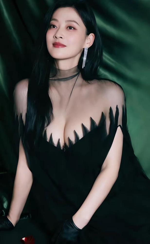 50岁梅婷状态封神，3年前曾被骂中年油腻2026年海南电影节红毯，梅婷穿金色