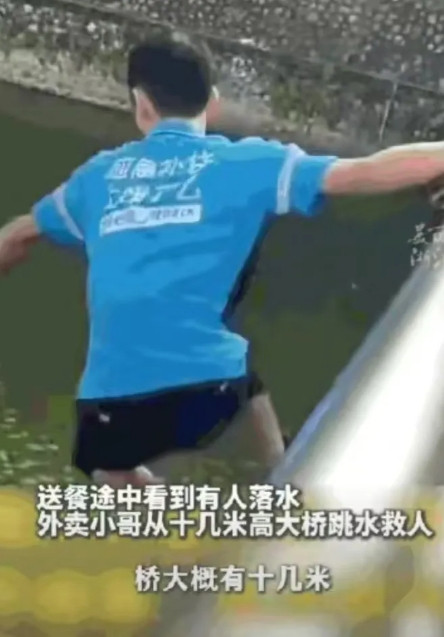 这个大哥火了!7月18日广东茂名，一女子溺水，扑通了几下就没劲了，在快要沉没的危