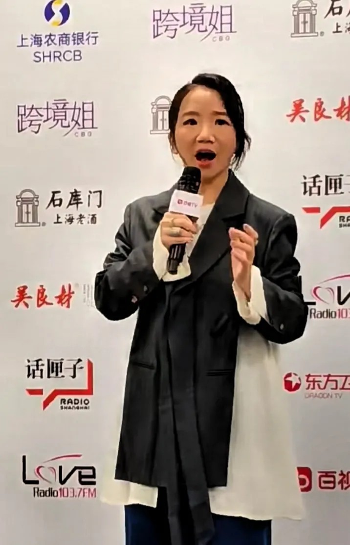 把“辱华言论”当口红涂在嘴上，再拿“工作重要”当遮羞布——陶晶莹这波操作，堪称“