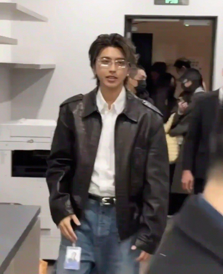 蔡徐坤扫楼生图状态。。