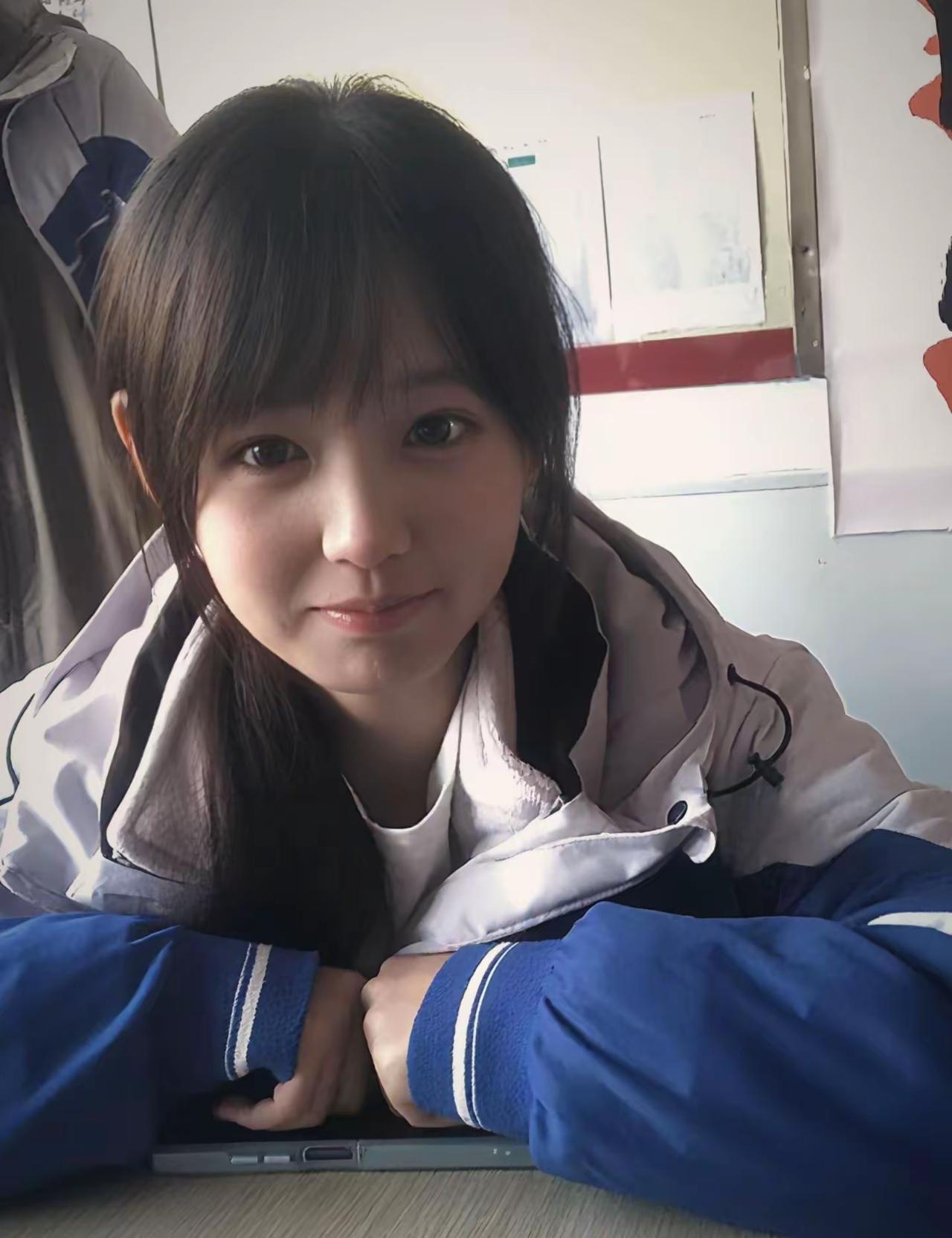 这姑娘看着好可爱，眼睛大大的。治愈心情萌美女水灵灵的小脸蛋温柔娇小的女生