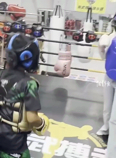 笑不活，内蒙古包头，一小男孩从小练拳击，可因男孩最近在拳击赛时拿了奖后，就有点小