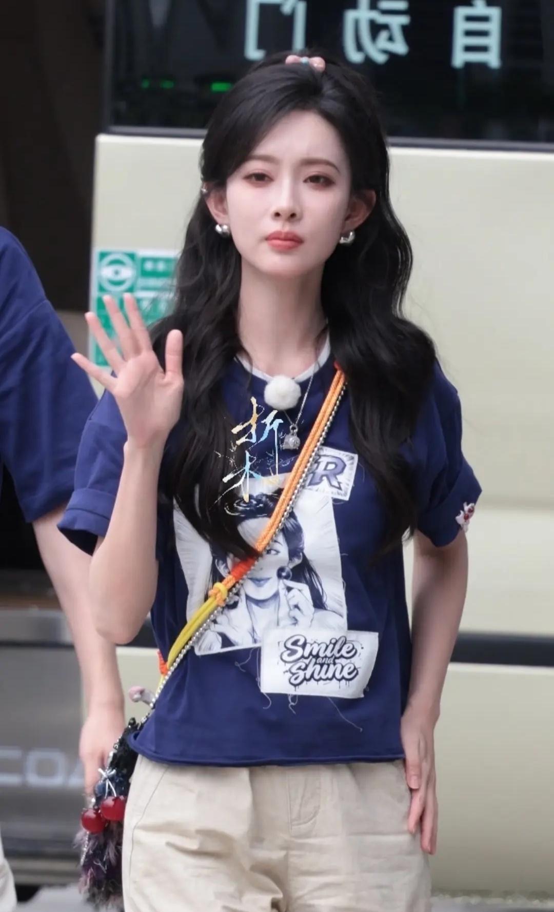孟子义怎么又要搞特殊啊，衣服每次都和别人的不一样