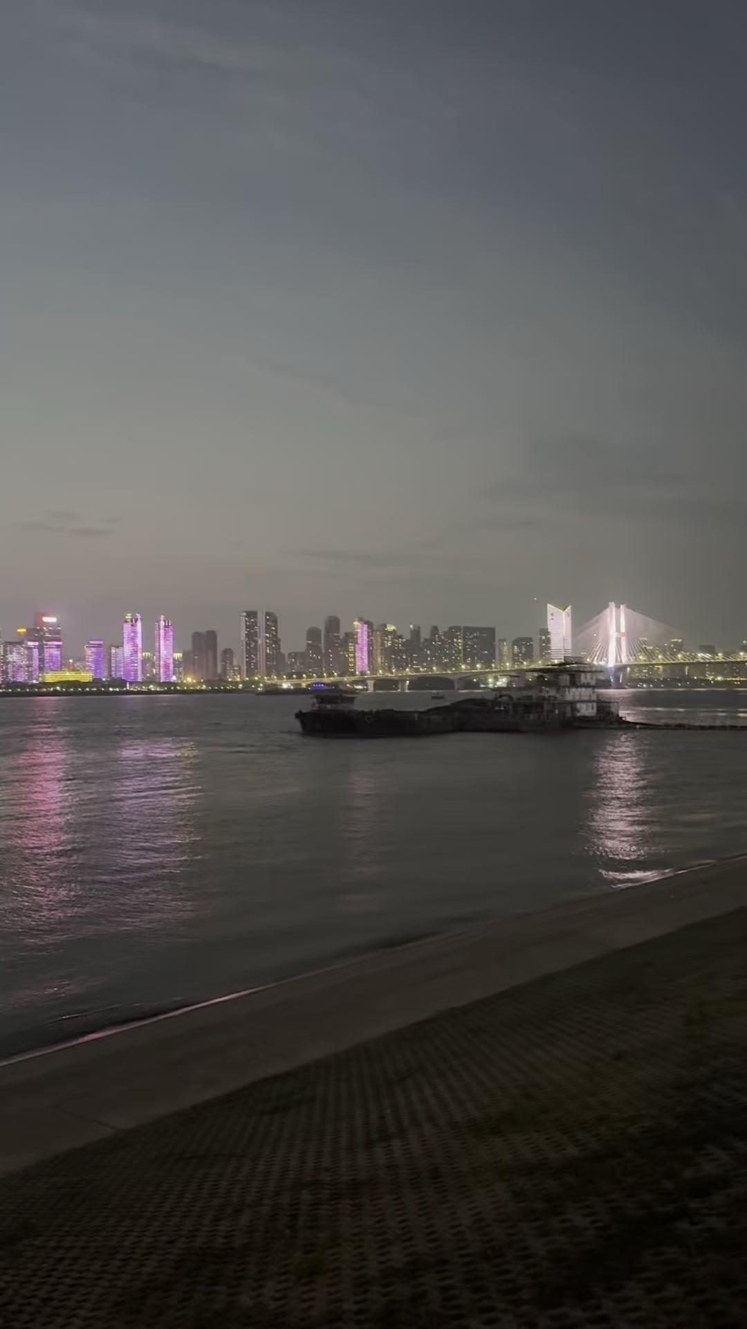 终于又一次站在长江边，4年来了3次武汉，实在太爱这座城市。今年特意把酒店定在长江