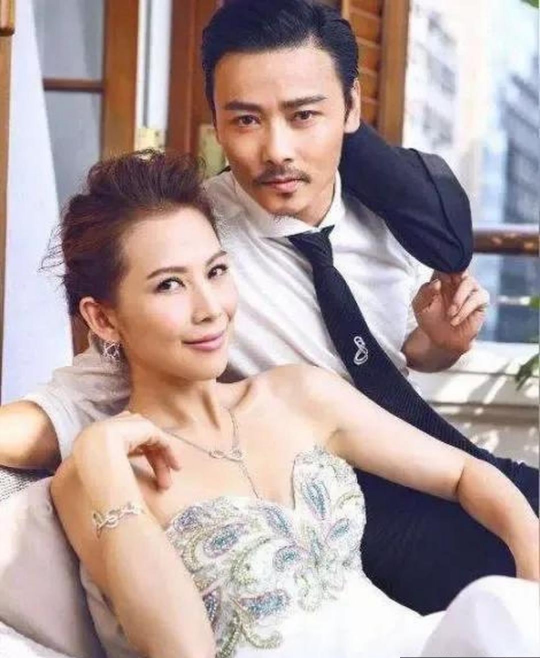 当年刘銮雄。当着张晋[的面直言：“你老婆陪了我六年。”全场瞬间安静，所有人都等着