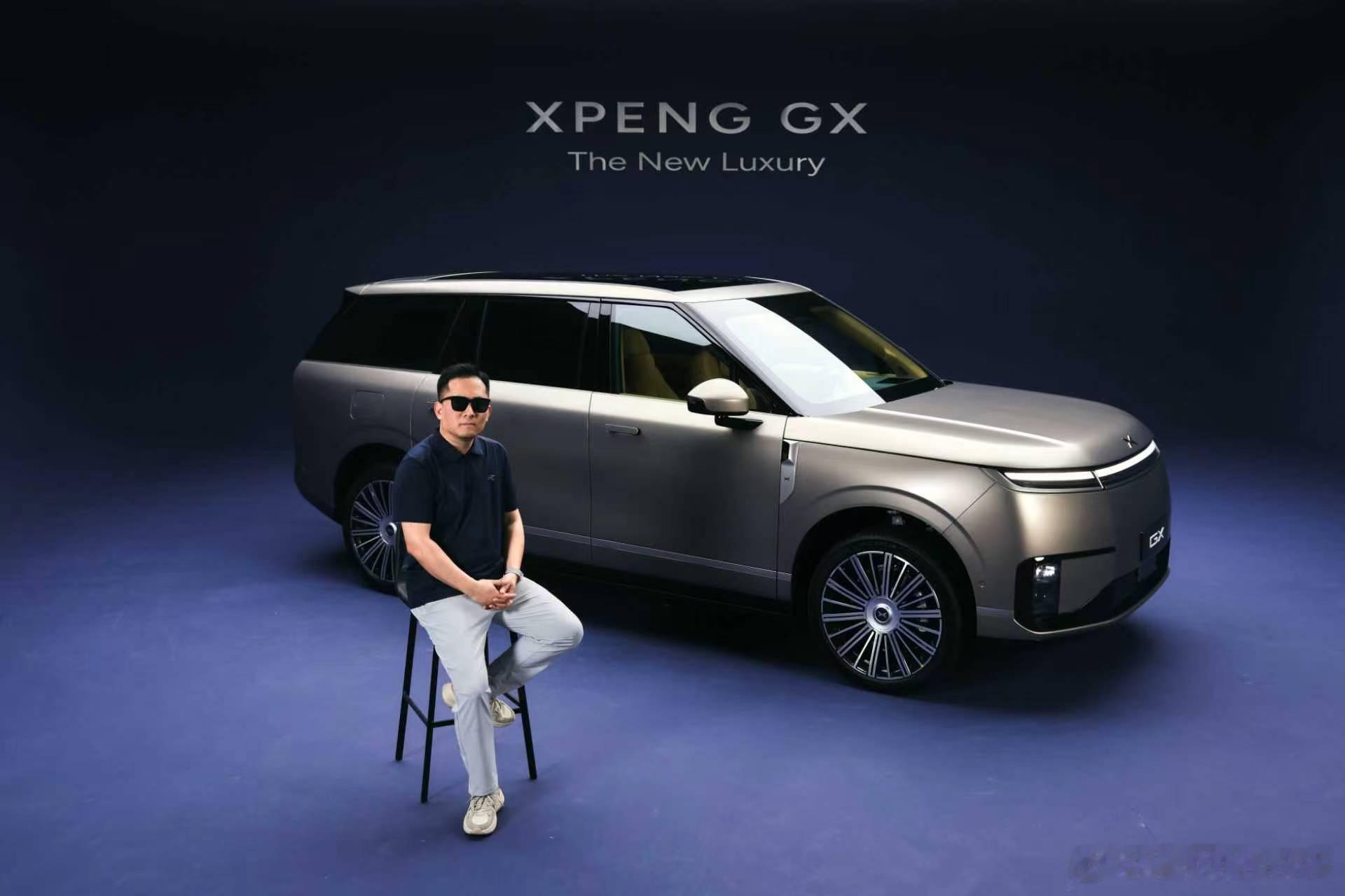 粉丝说上次的图片不够帅那么这次跟小鹏GX合影来自专业摄影师的感觉怎么样小鹏GX技