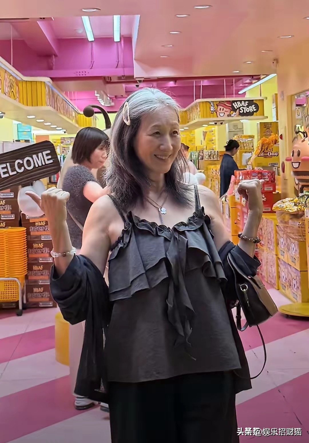 小沈阳妻子沈春阳的韩国旅行随拍曝光，一头灰白长发氛围感拉满，状态十分亮眼。照片里沈春阳穿梭在韩国街头