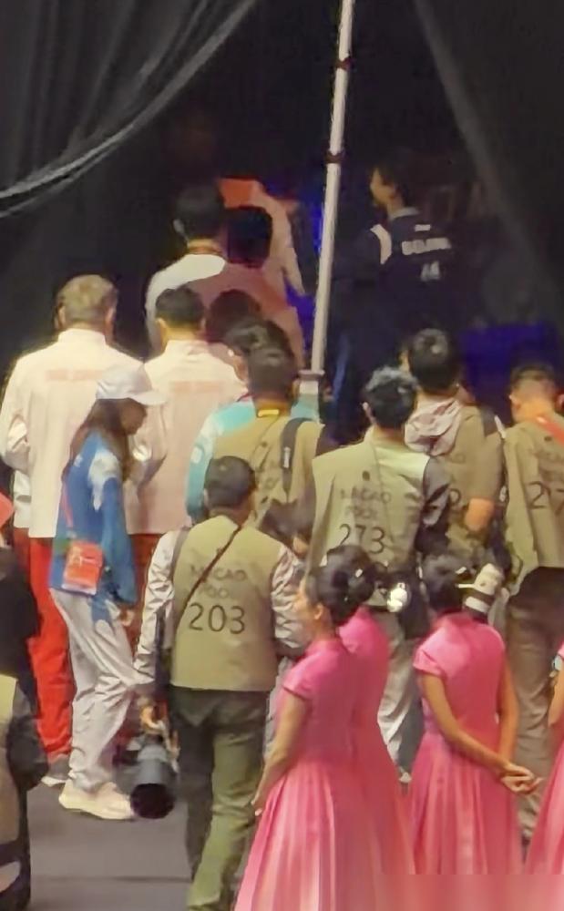 颁完奖，丁宁也走上来祝贺，一一和龙队、头哥和黄油右手。丁宁真有福气，也好飒，刚上