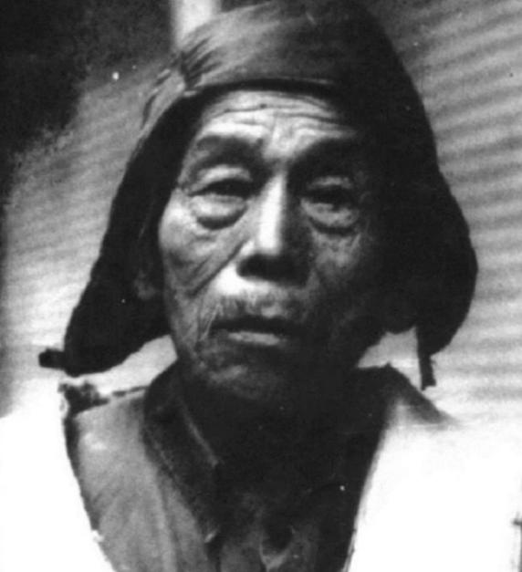 1982年，几十个农民乘坐大巴车去攻打县城，喊着：“皇上御驾亲征”。谁料，还没等