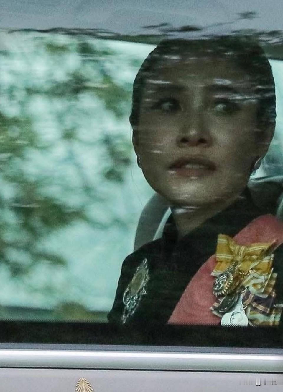诗妮娜以儿媳身份奔丧,一袭黑丧服好惊艳诗妮娜获准回国参加太后葬礼,足见在泰王心