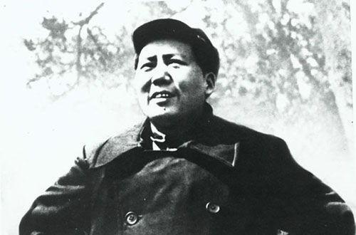 1927年，毛泽东被捕后，在押去处死路上，突然对一名团丁说：老哥，我腿疼，伤筋了