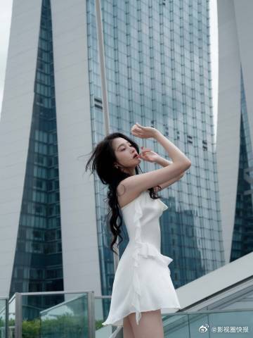 关晓彤和茉莉花适配度百分百茉莉般淡雅，佳人般明媚，关晓彤把两种美感融合得恰到好处