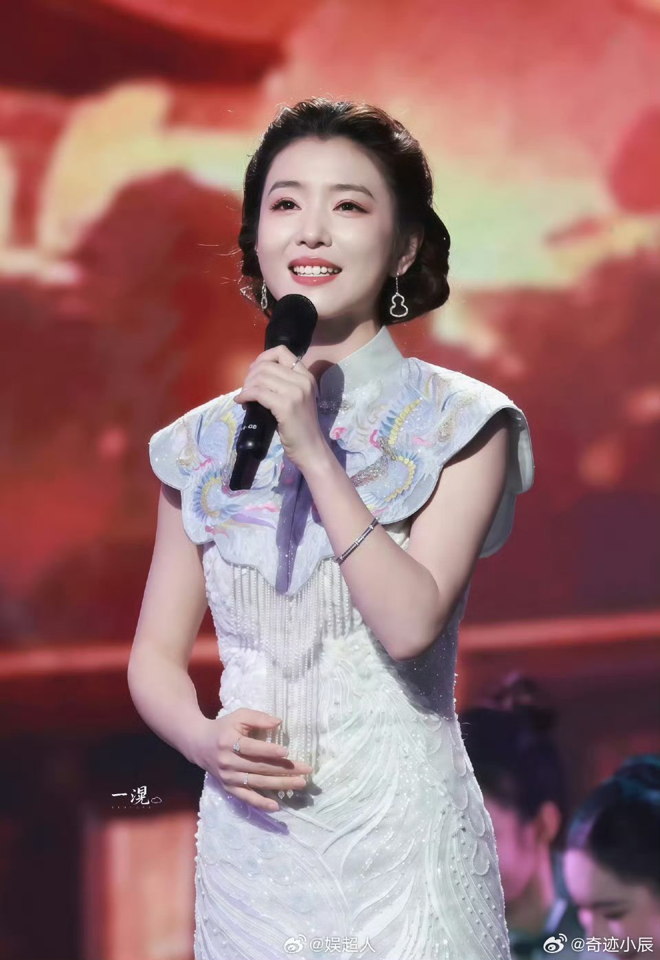 李云霄民国大小姐具象化百花迎春晚会李云霄美到出圈！中式礼服衬出温婉大方，仪态端