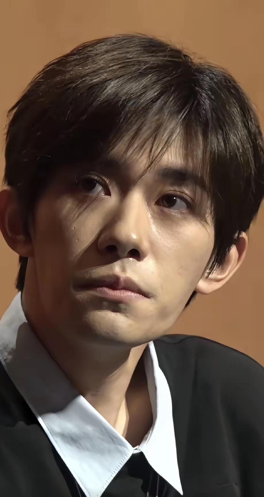 大家有没有感觉，易烊千玺这个人越来越不对劲了，他才20多岁，眼神里怎么一点年轻人