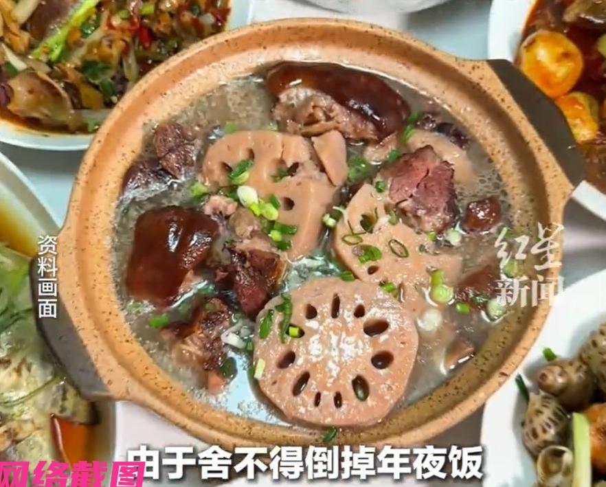 湖南有六十四岁的大爷，看家里除夕夜做了一桌丰富的饭菜，之后舍不得倒掉放在冰箱里，