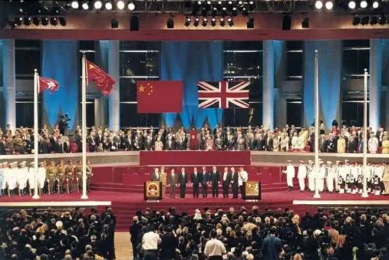 当年条约写得明明白白，香港岛是永久割让给英国的土地。按照近代殖民世界的惯例，割出