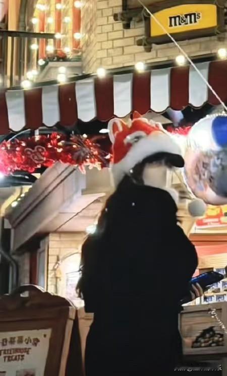 baby在迪士尼买了6个气球6个小朋友一人一个，太贴心了一网友在迪士尼游玩