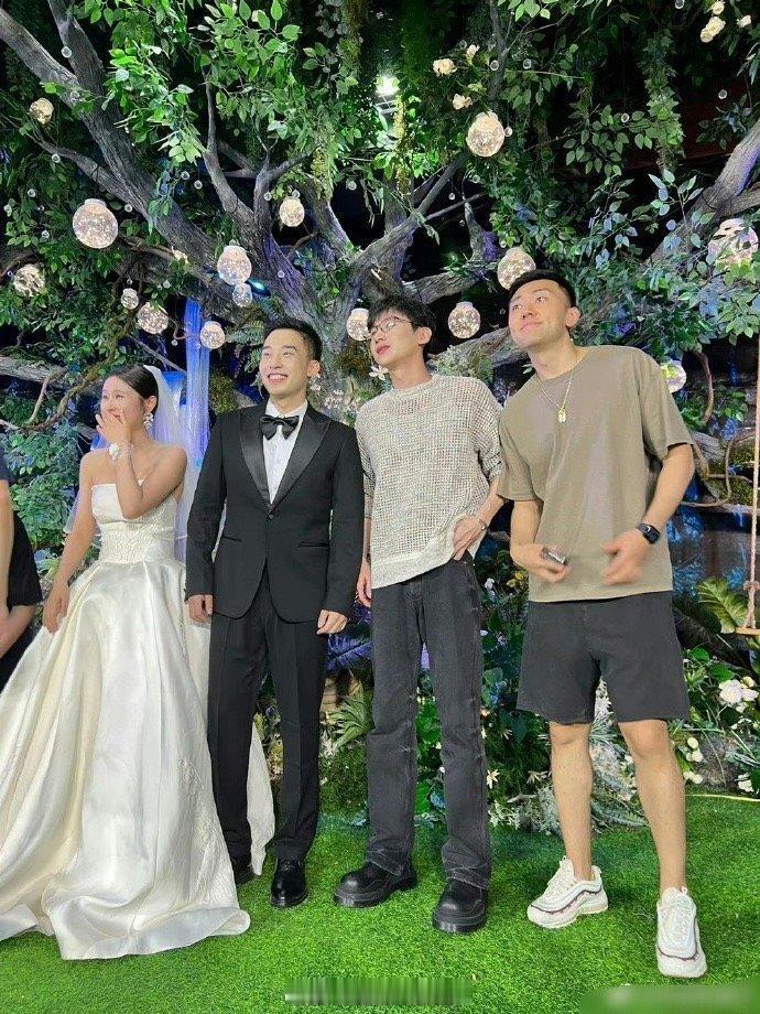 白敬亭带宋轶参加发小婚礼，这装扮也没有喧宾夺主，帅的嘞
