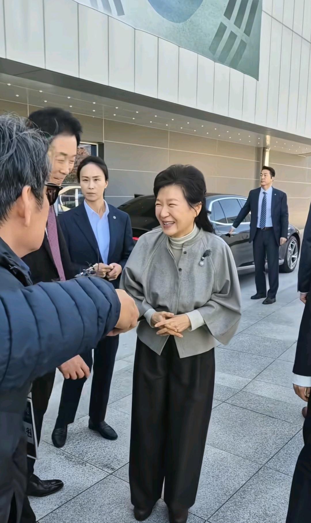 11月14日，朴槿惠现身父亲朴正熙诞辰108周年活动，气色越来越好，微笑迎接前来