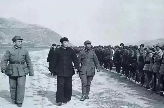 坡地就是阅兵场，1939年，毛泽东和朱德检阅抵达延安的三五九旅。