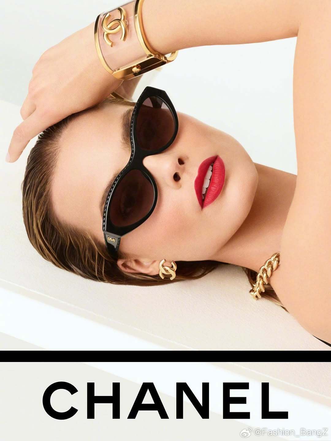 CHANEL25手袋，释出全新广告大片，由MargotRobbie出镜演