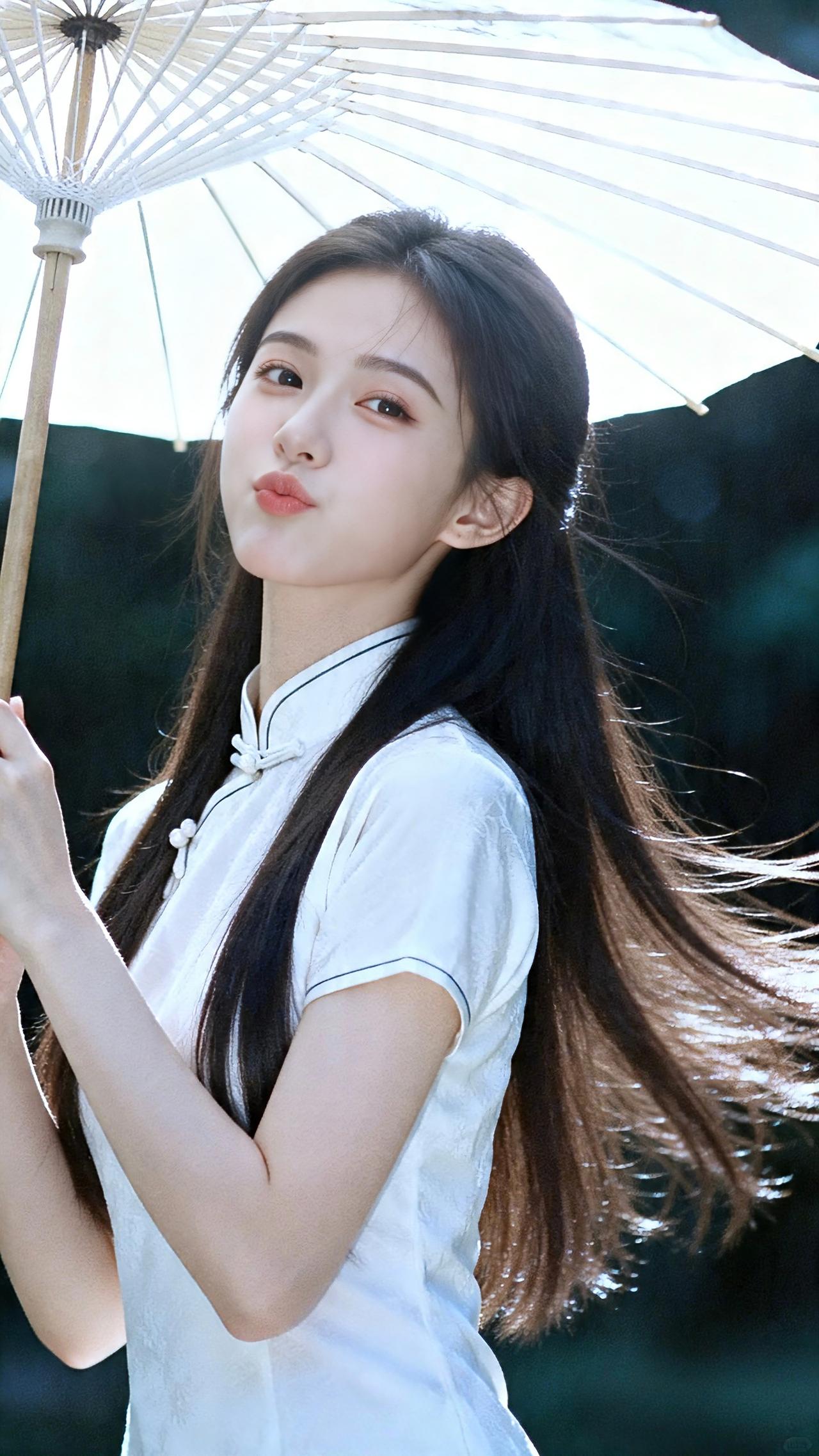 青伞遮芳颜，风姿似画卷。