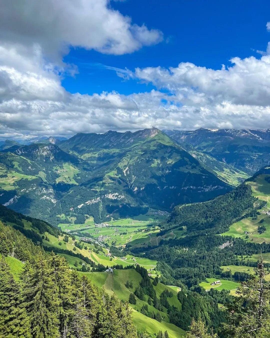碰到一个学生家长，自己是C9毕业的，但是孩子学得一塌糊涂。其实真的不能怪孩子，