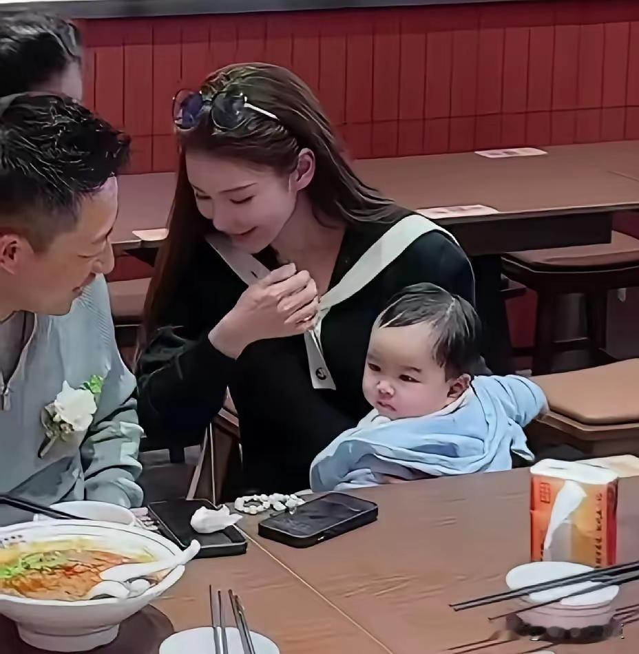 汪宝也太乖了吧，马筱梅抱着汪宝吃饭，汪宝全程不吵不闹，手也不“群魔乱舞”，