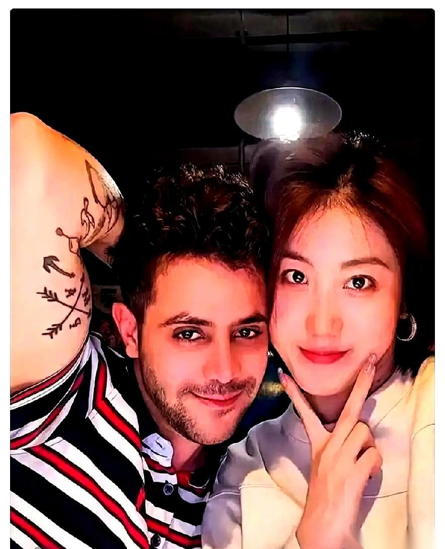 在派出所里哭得稀里哗啦。警察找到她的时候，就这个状态。可笑的是，她哭的不是刚提