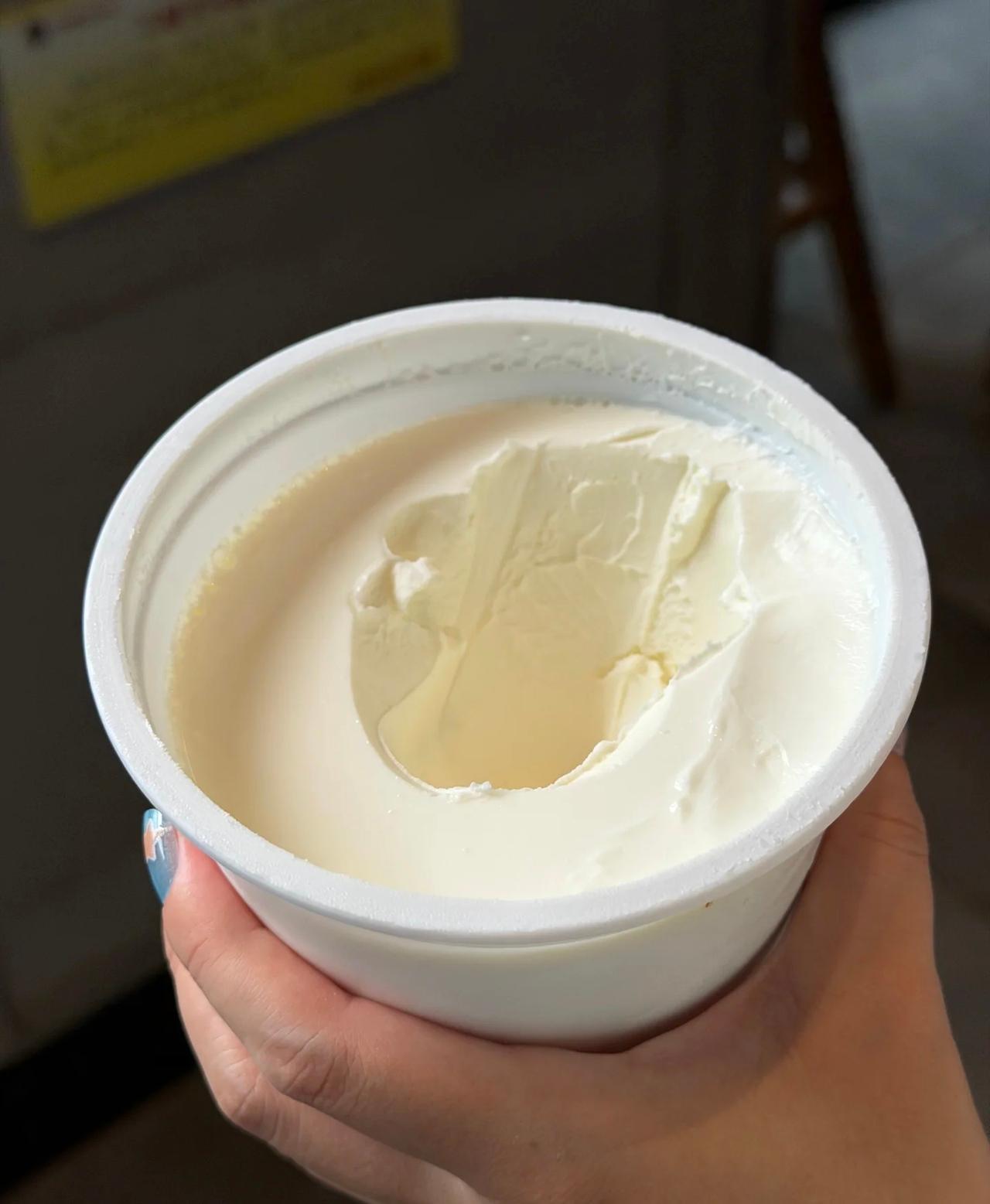 我跟老公因为一箱酸奶吵了一架。今天晚上，我老公拎着一箱酸奶进门，美滋滋地往桌