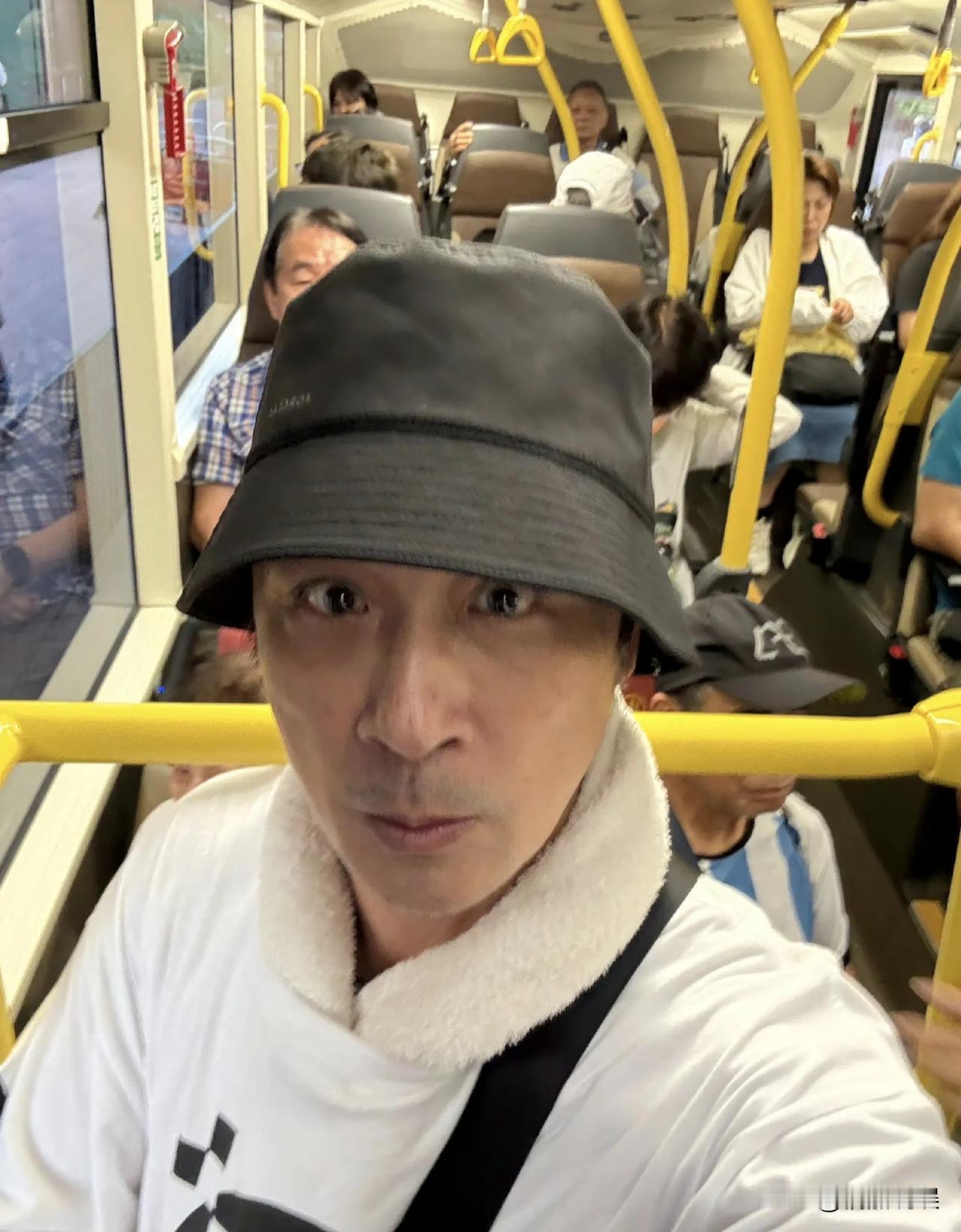 感觉香港的明星都挺接地气的，自己有豪车，街上有的士，却爱坐公交车出行。60岁的