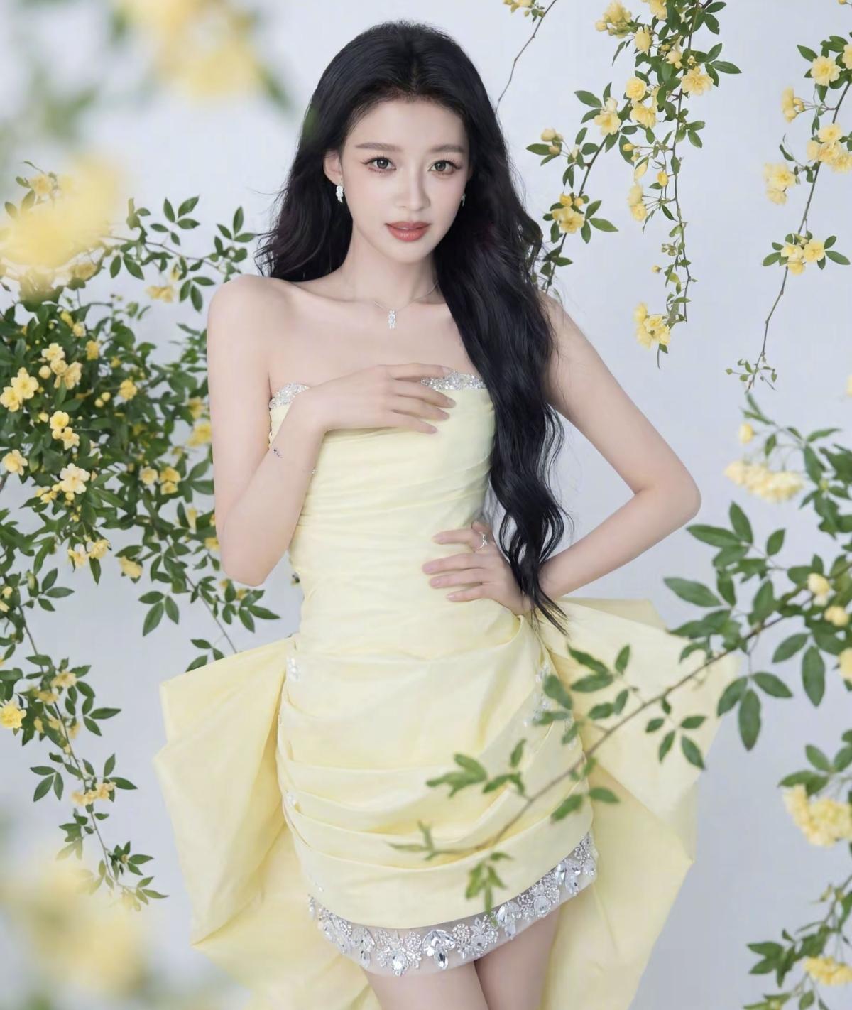 孙怡身着鹅黄抹胸礼服，置身花间，温柔又亮眼[赞]花丛环绕之下，孙怡的气质温柔又明