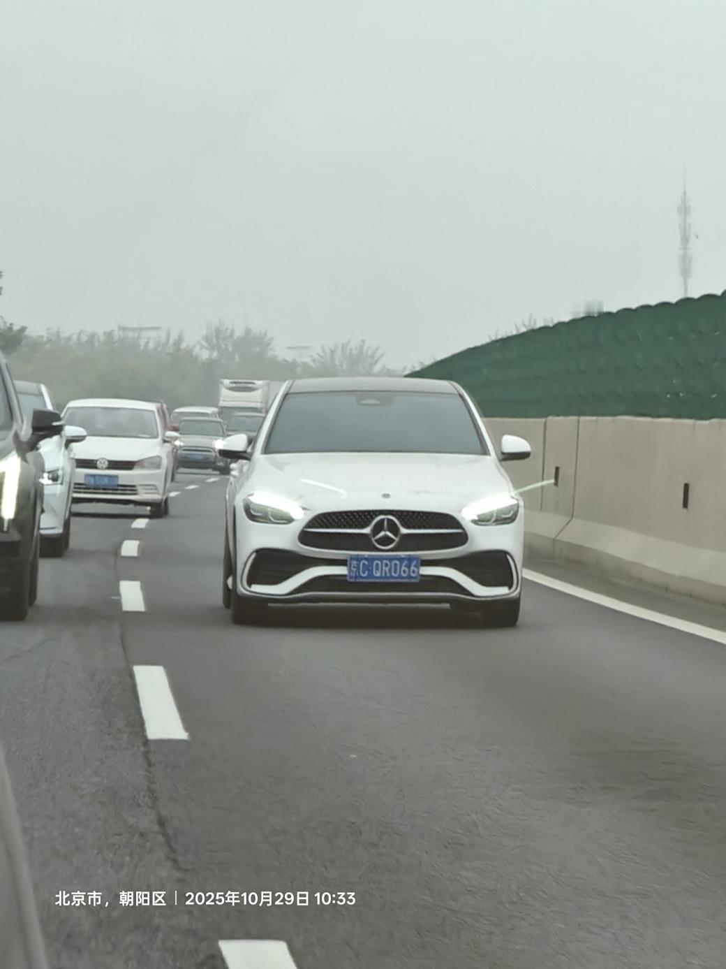 berberber，老弟怎么四儿？京承高速南向北温榆河公园附近。​​​