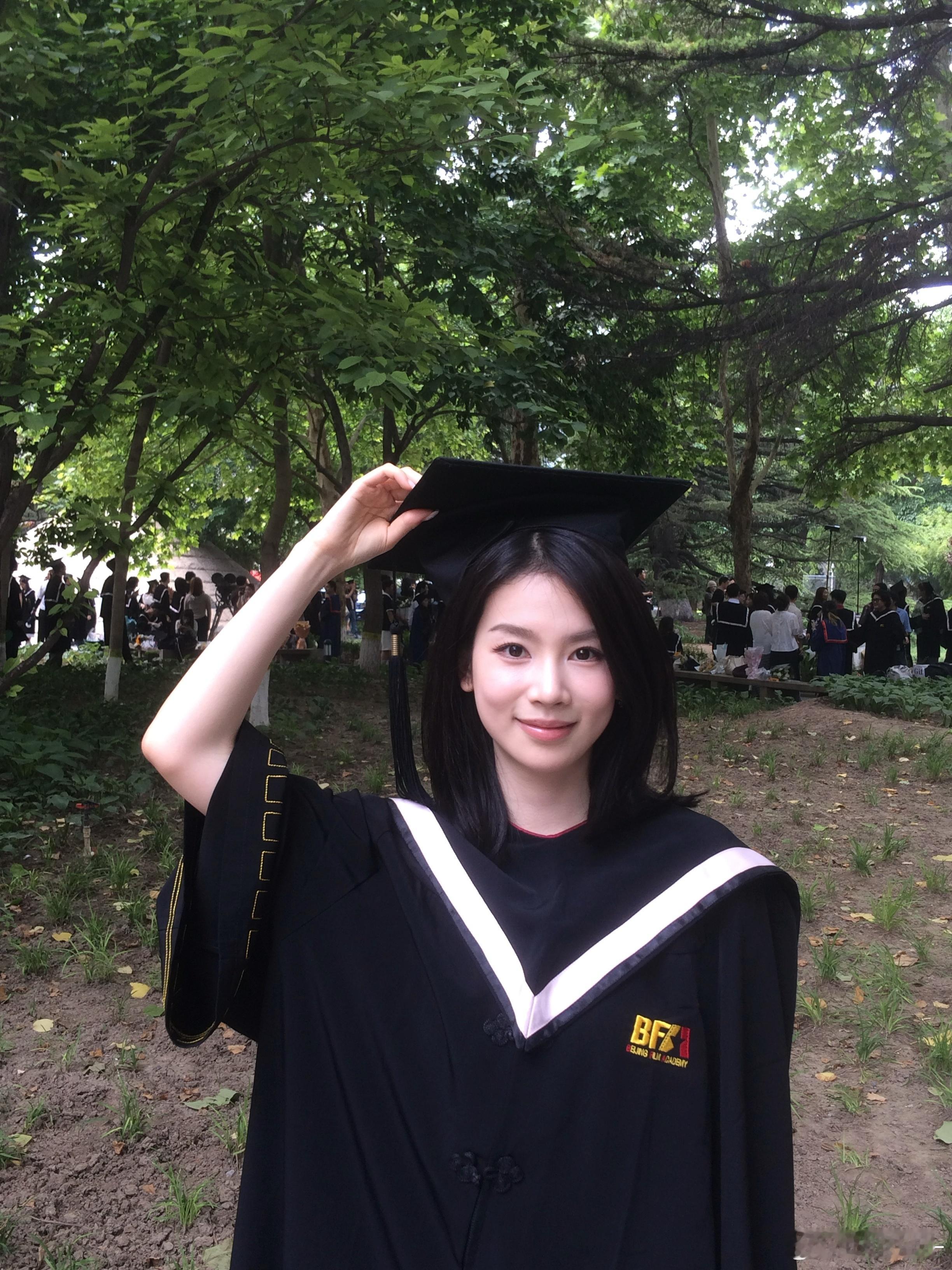 👩🏻‍🎓​​​