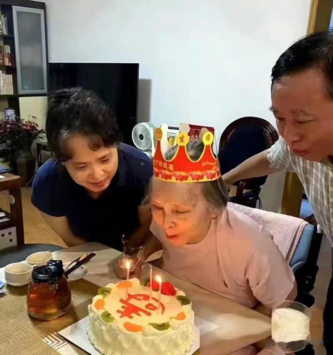2024年秋天，梁再冰96岁生日照曝光，照片里，烛光照着她的白发与笑纹，眉眼轮廓