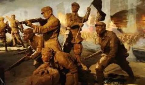 1950年，一个打扮妖艳的女人来到重庆市公安局，自称是特务要自首。工作人员查清她