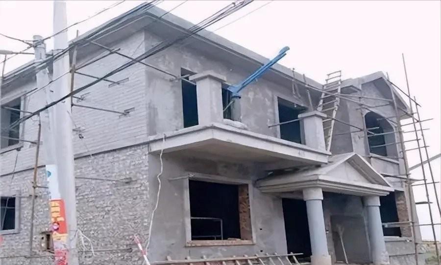为什么不允许城镇居民、退休官员到农村购买农房、宅基地？简单来说就是为了保护农民的