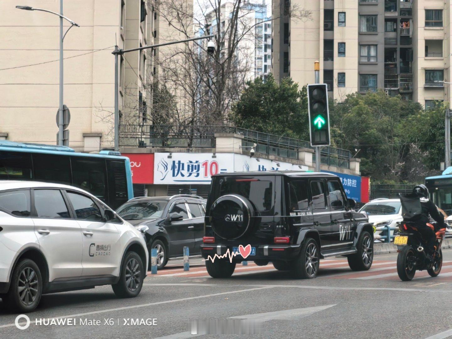 这个G63的右后胎🛞都已经完全没气了……还在继续往前开[捂脸哭]