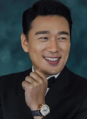 当年，王耀庆为了打游戏4个月不出门，买8台电脑，20个账号。可是房东女儿收租时，