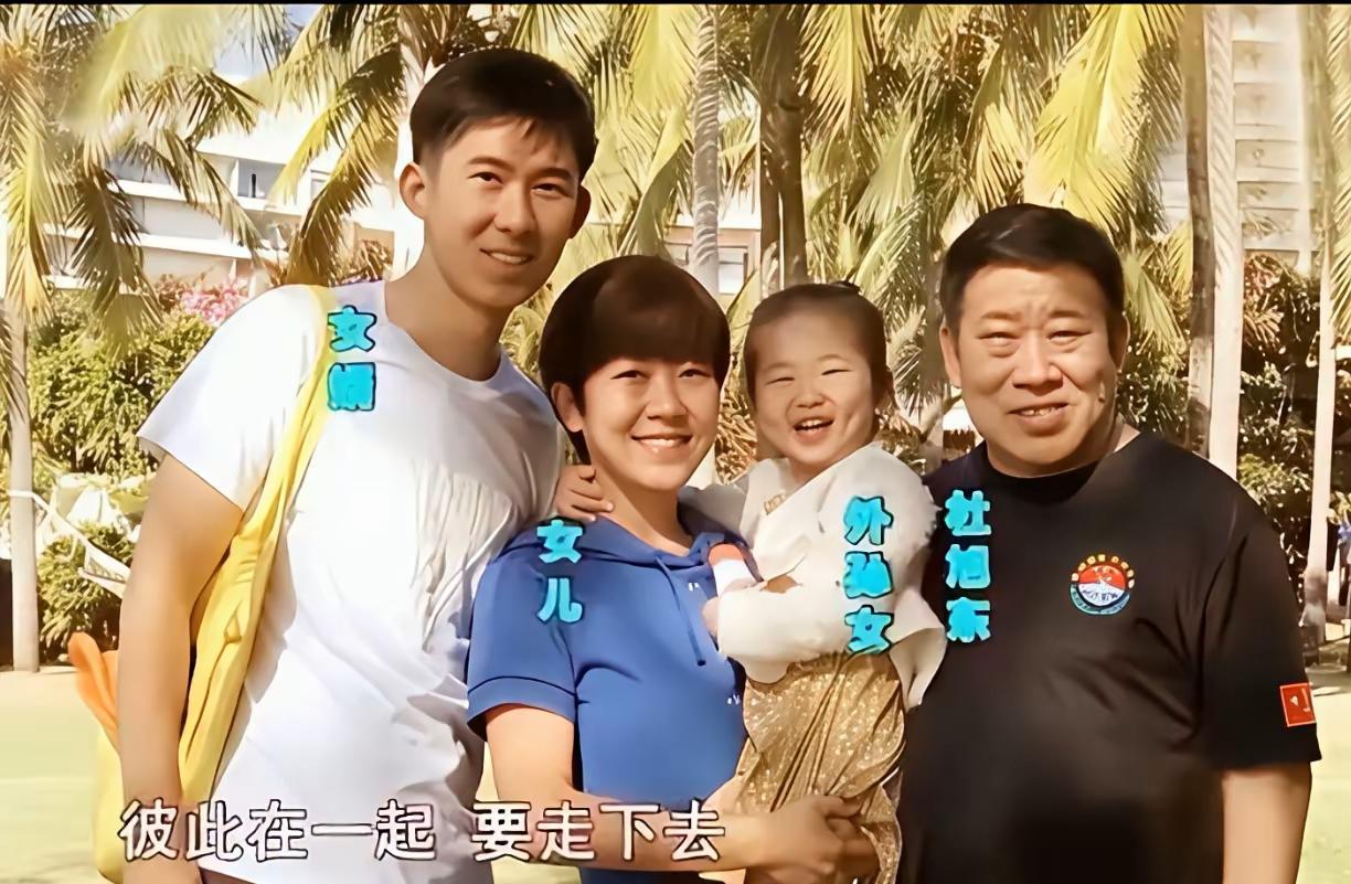 基因的奇妙真的藏不住🔥一家人同框，眉眼气质一看就是至亲血脉，可女儿五官几乎没