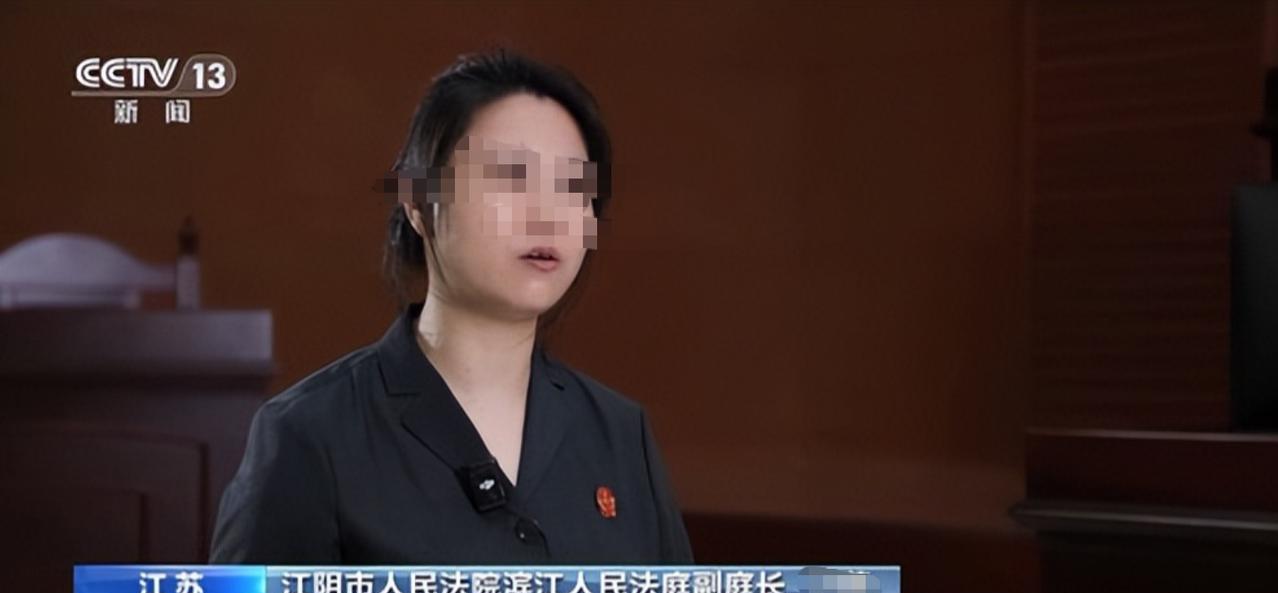 江苏江阴，两个男孩放学后，在一条因施工变窄的非机动车道旁空地上踢球。玩耍中，足球