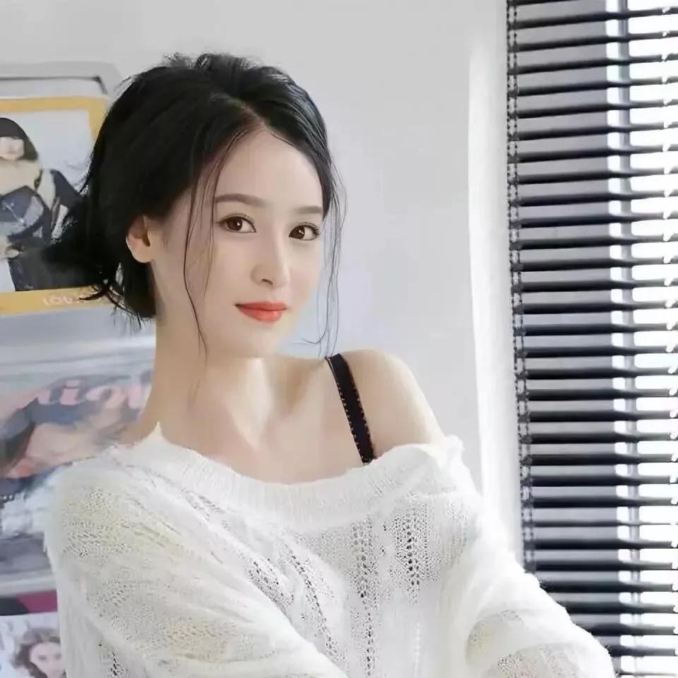 甜美气质少女，轻盈白色针织衫，温暖阳光照耀毛衣少女照奶白色毛衣穿搭温柔白色毛