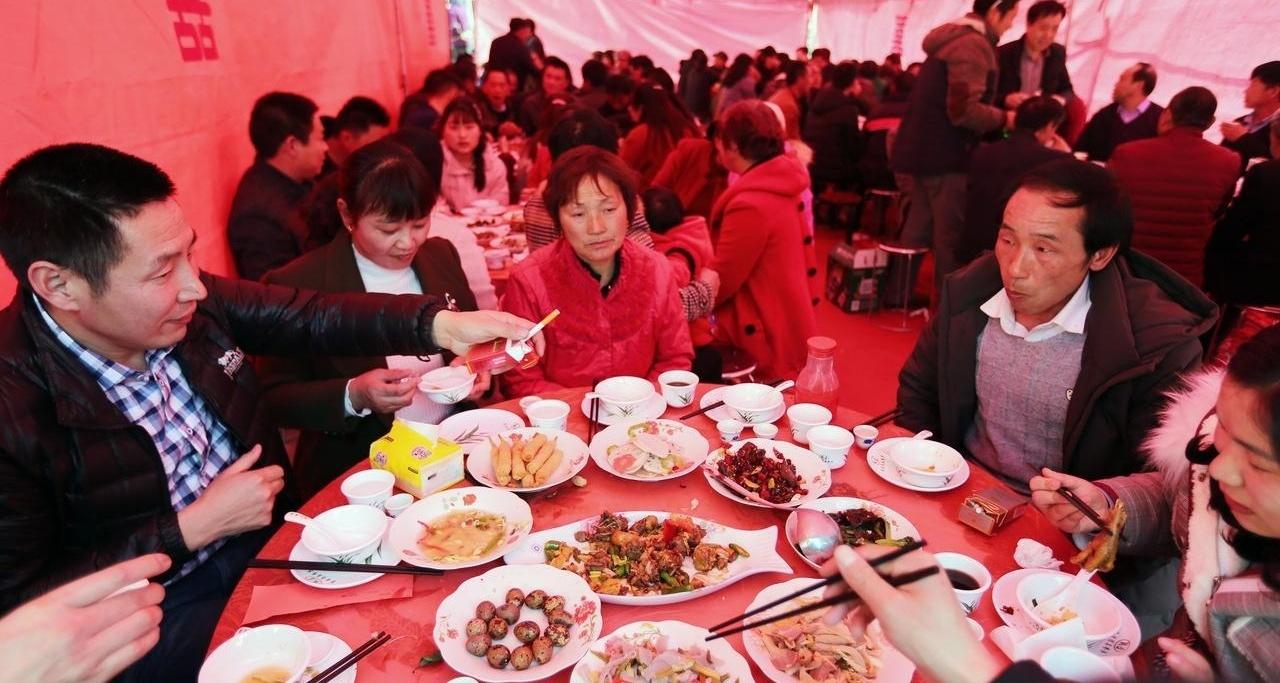 婚宴打八折都没人订，你敢信？往年十一，县城酒店的好日子得提前仨月抢，今年经理蹲在