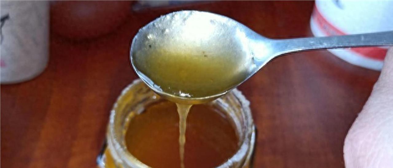 家里放了三四年的蜂蜜，别再不当事了。上周我开了一罐，差点喝进医院。就上周四