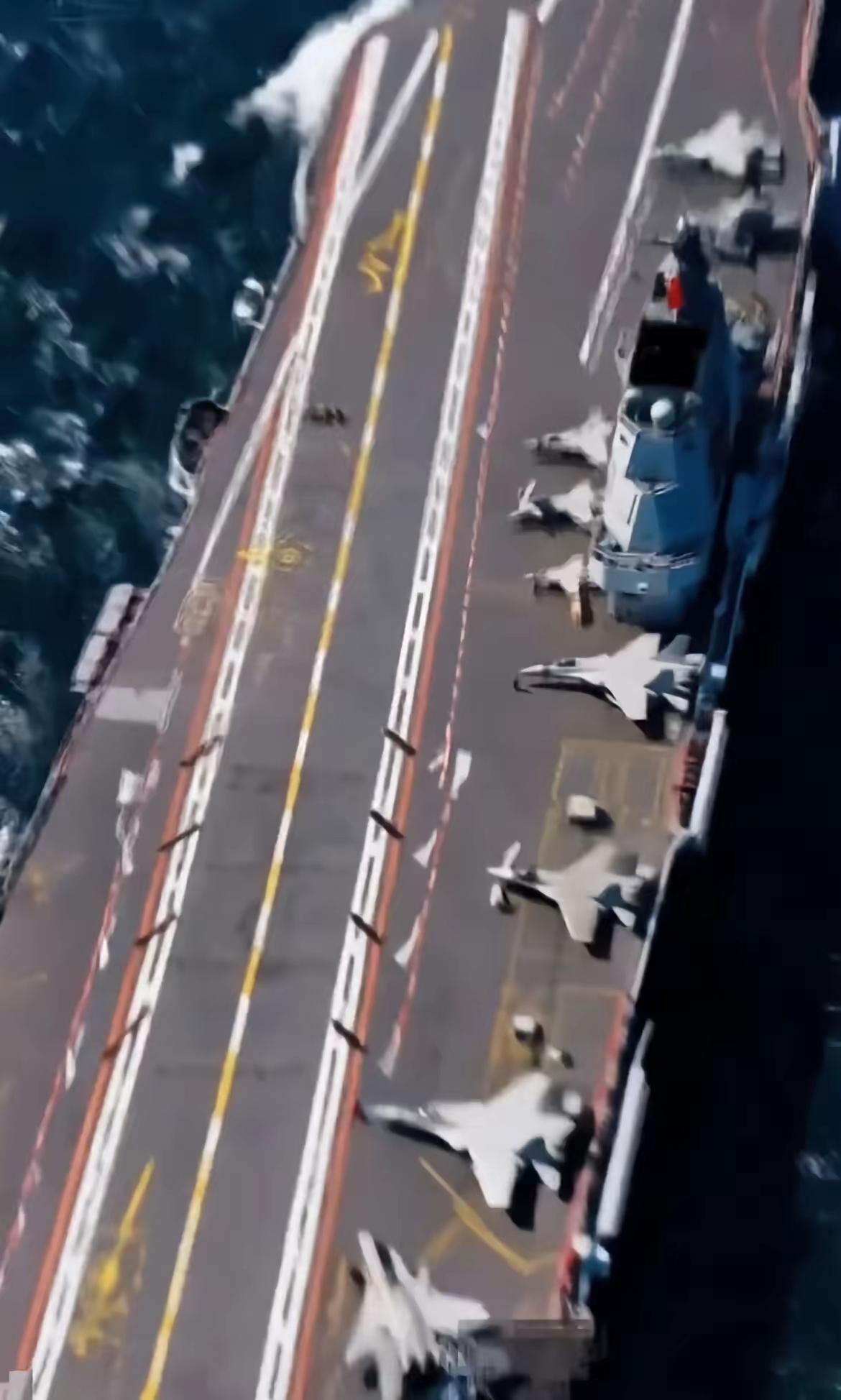 洪都最新出品的高端舰载教练机超级小黄蜂上福建舰了？