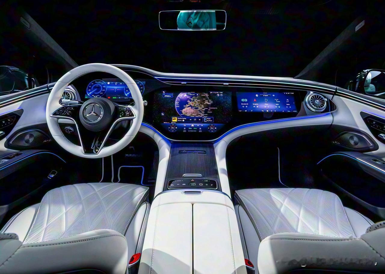 好家伙，奔驰S级也换上EQS同款大屏了！科技感是拉满了，可转头一看：咋E级也是这