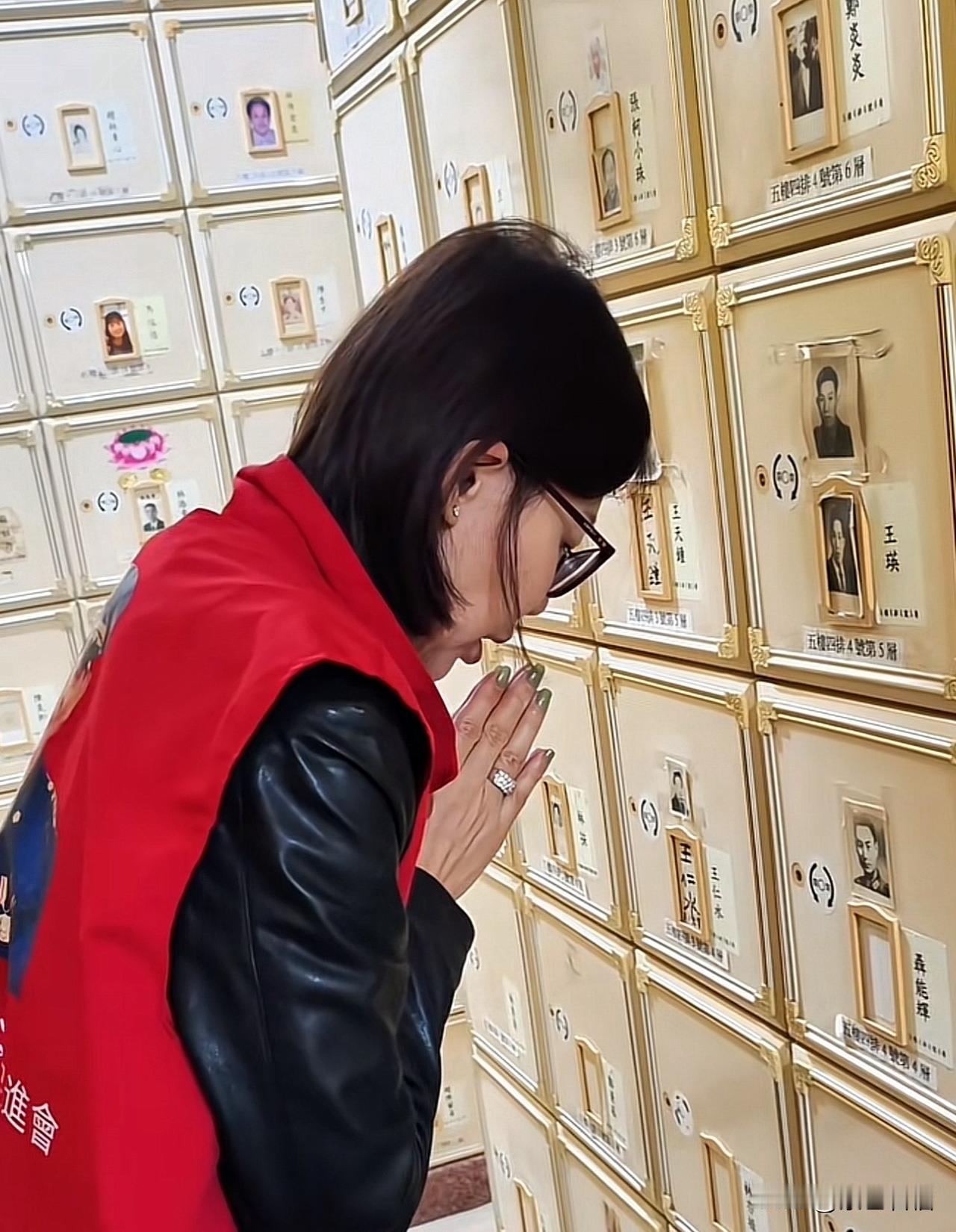 继远山之后，胡琏将军的孙女胡敏珍亦前来祭拜聂曦烈士！从她祭