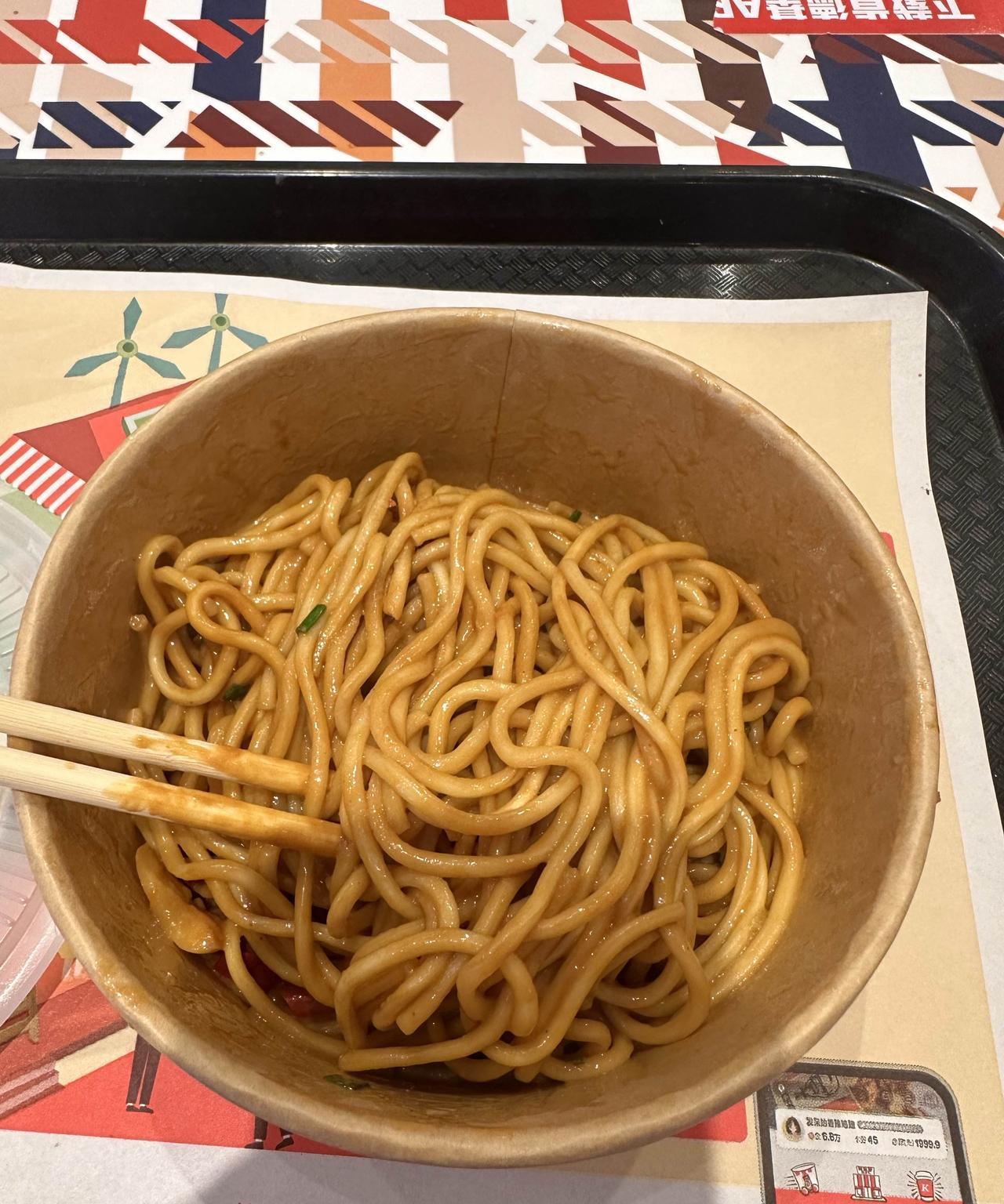 肯德基的热干面，味道肯定不是最好的，但分量一定是经过充分斟酌的，进一步说，这一碗